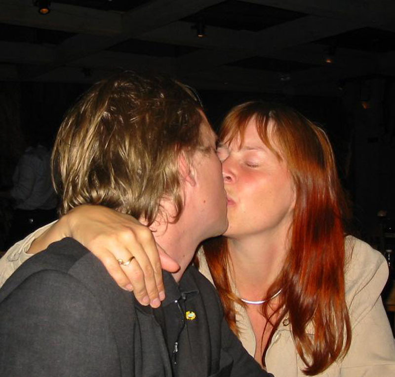 0407-Marit och Stefan visar sin kärlek